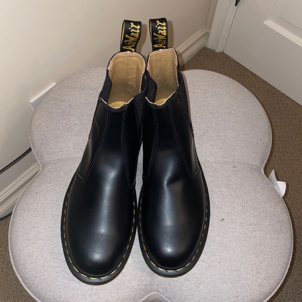 2976 YELLOW STITCH SMOOTH LEATHER CHELSEA BOOTS
